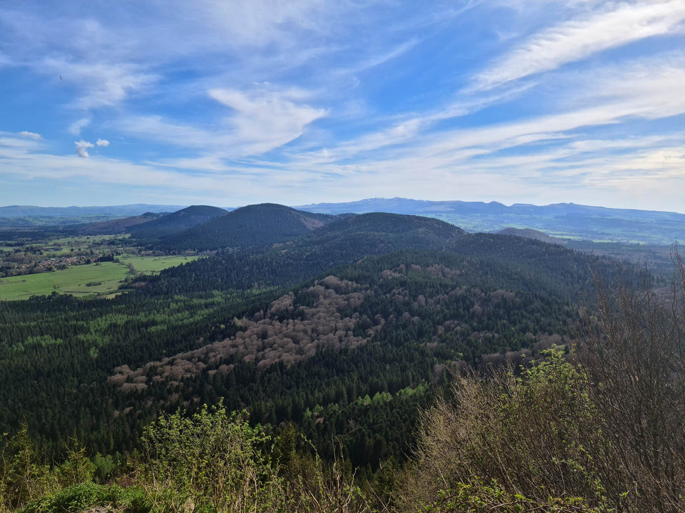 Vue panoramique sur la chaine des Puys